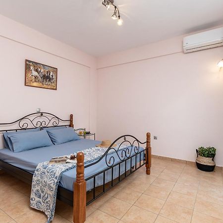 Nick & Debbie'S Two-Storey Apartment Melanes Bagian luar foto