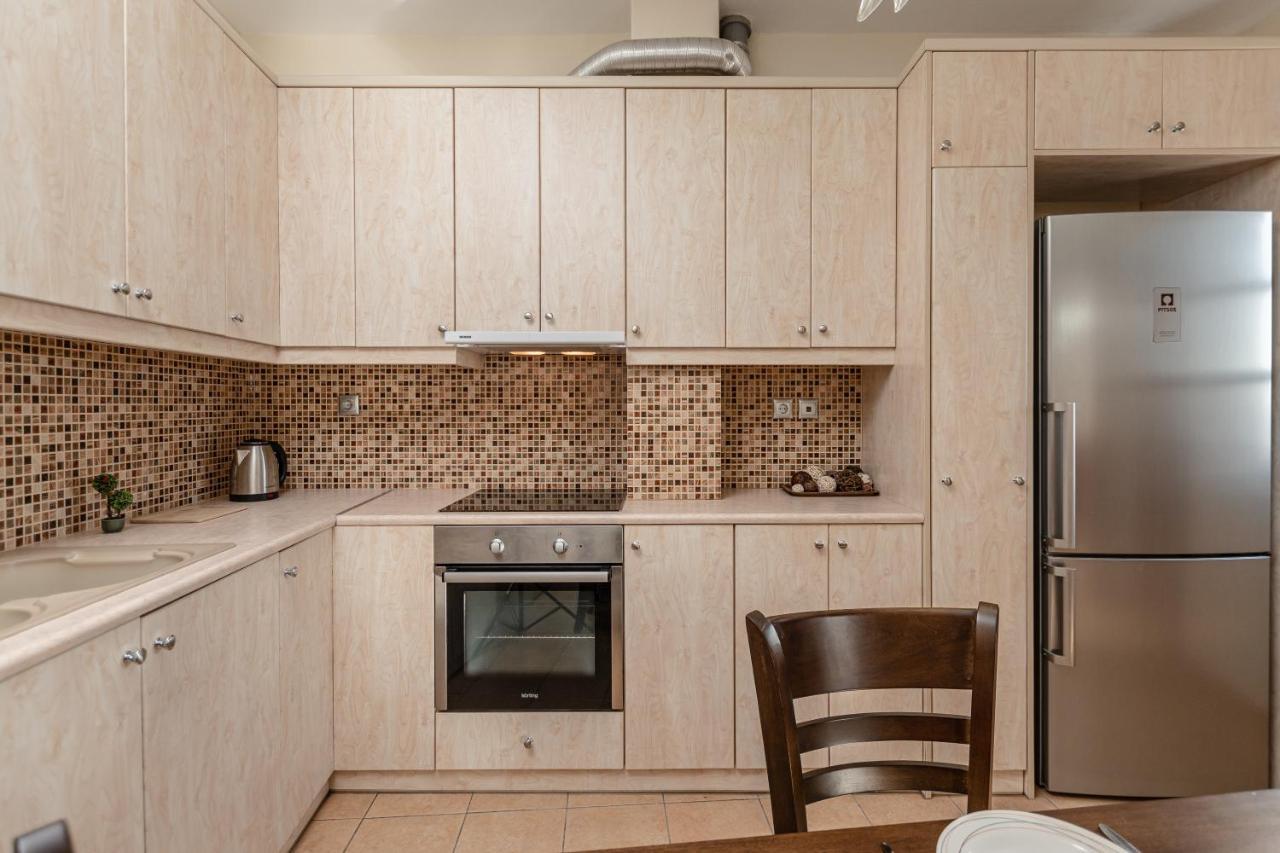 Nick & Debbie'S Two-Storey Apartment Melanes Bagian luar foto