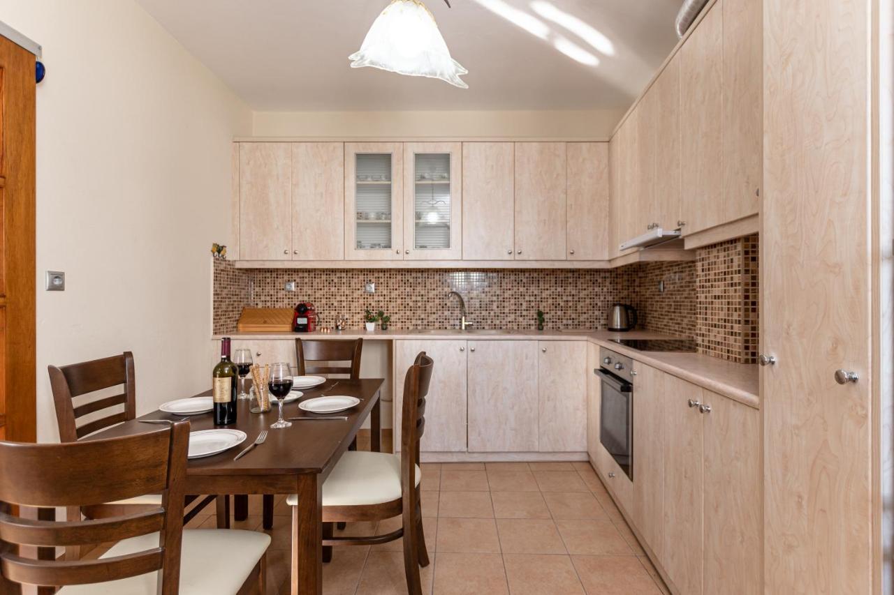 Nick & Debbie'S Two-Storey Apartment Melanes Bagian luar foto