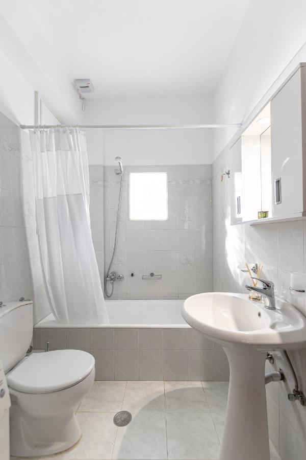 Nick & Debbie'S Two-Storey Apartment Melanes Bagian luar foto