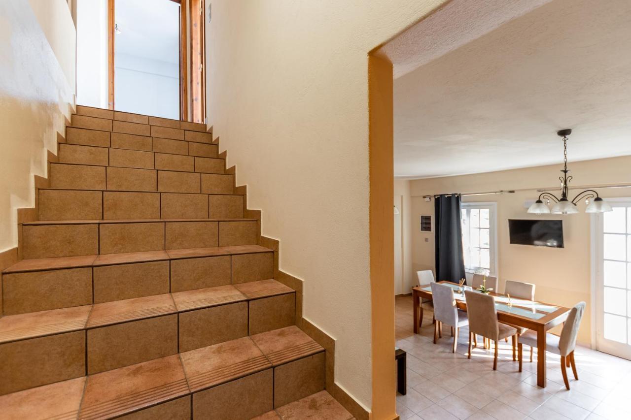 Nick & Debbie'S Two-Storey Apartment Melanes Bagian luar foto